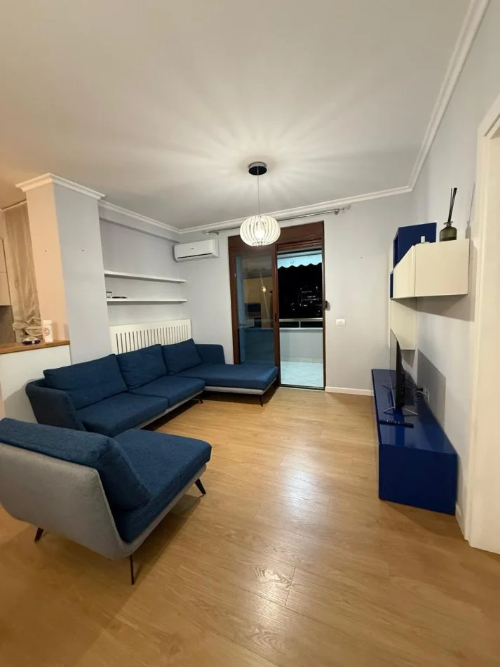 Tirane, jepet me qera apartament 1+1+Ballkon Kati 5, 800 € (him kolli)