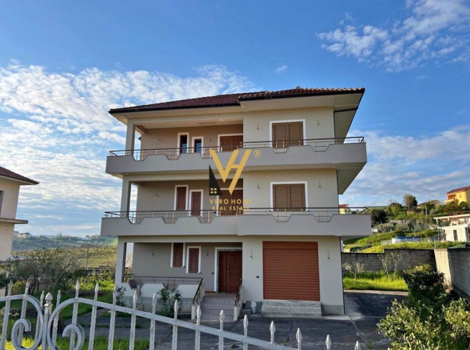 Tirane, shitet Vile 4 Katshe Kati 0, 800 m² 300.000 € (PICAR)
