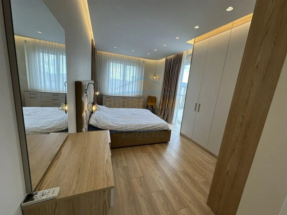 Tirane, jepet me qera apartament 2+1 Kati 8, 115 m² 790 € 