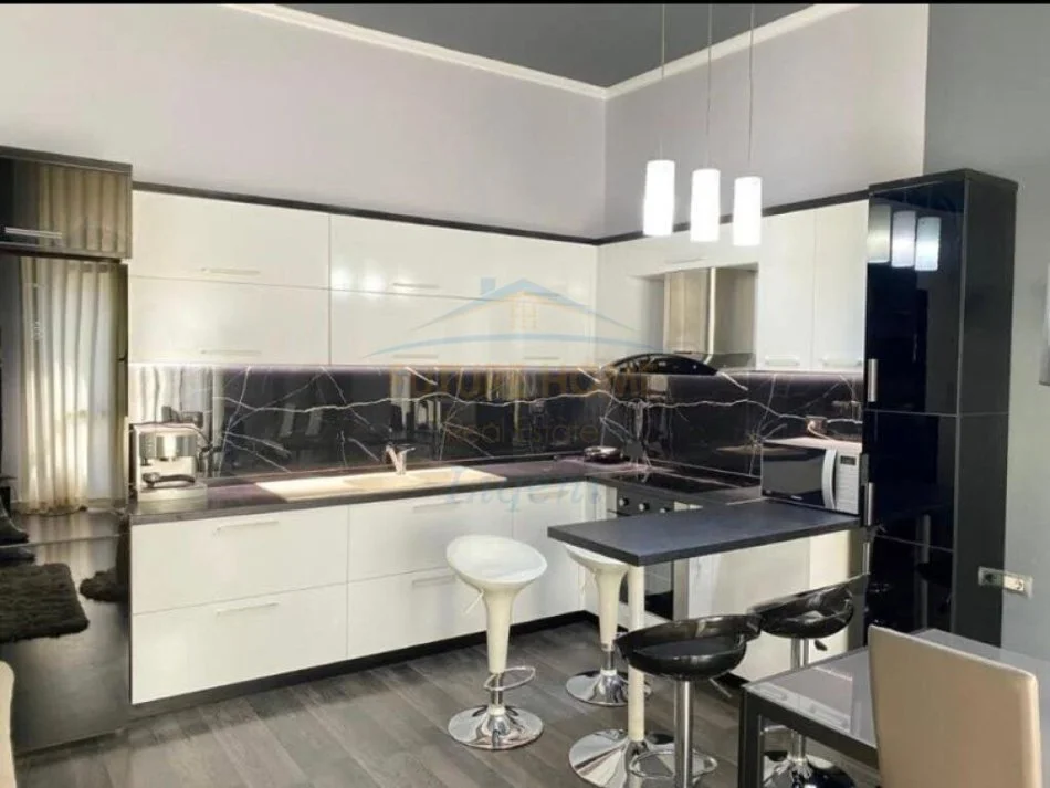 Tirane, jepet me qera apartament 2+1 Kati 3, 105 m² 700 € (Liqeni Thate)