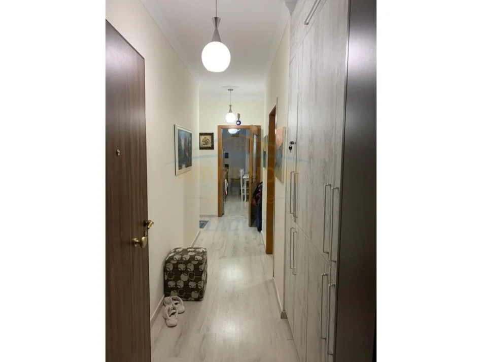 Shitet, Apartament 1+1, Unaza e Re, Tiranë.
Cmimi 74,000euro