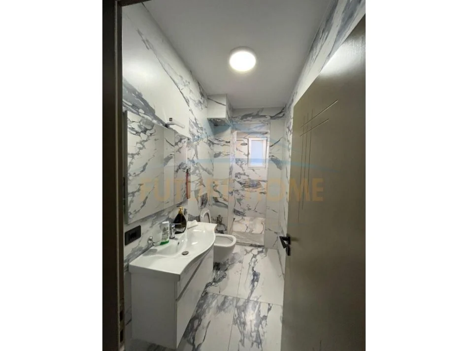 Shitet, Apartament 2+1, 21 Dhjetori, Tiranë.