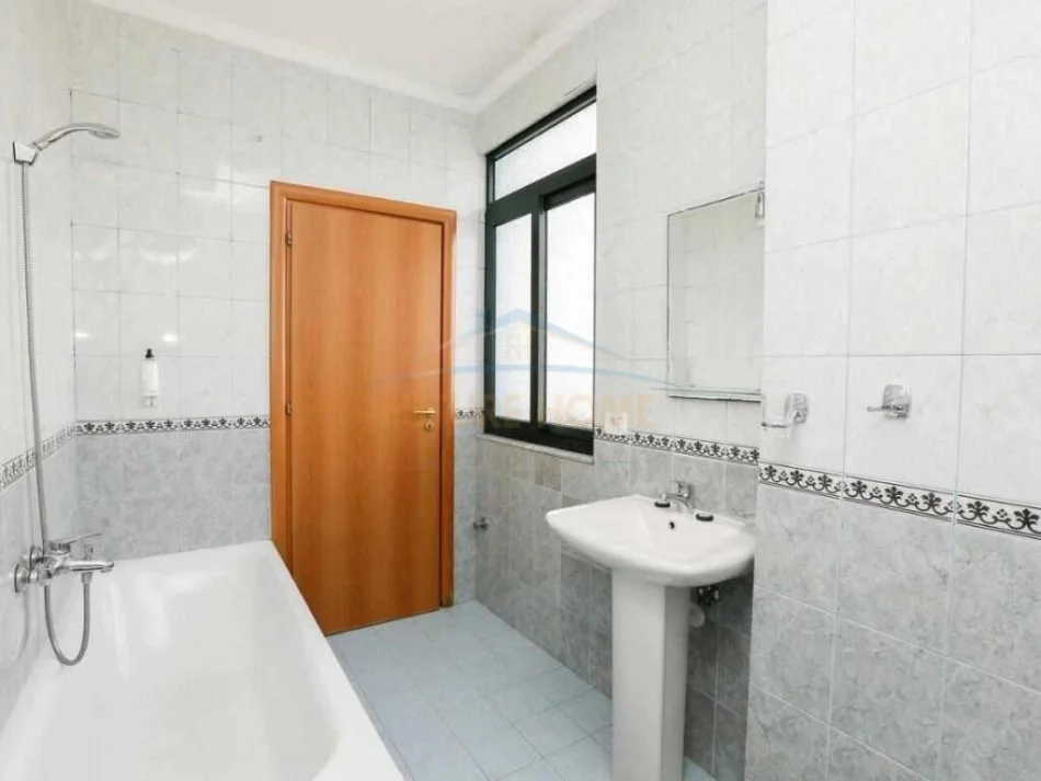 Tirane, jepet me qera apartament 3+1+Ballkon Kati 11, 147 m² 800 € (Ekspozita)