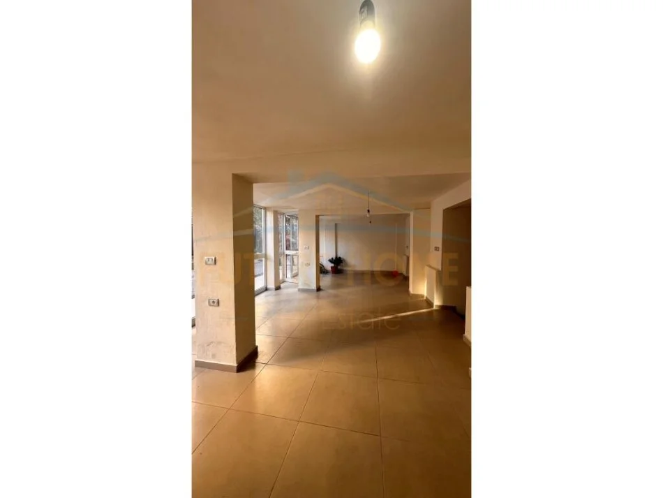Tirane, jepet me qera dyqan Kati 0, 76 m² 1.200 € (Shallvaret)