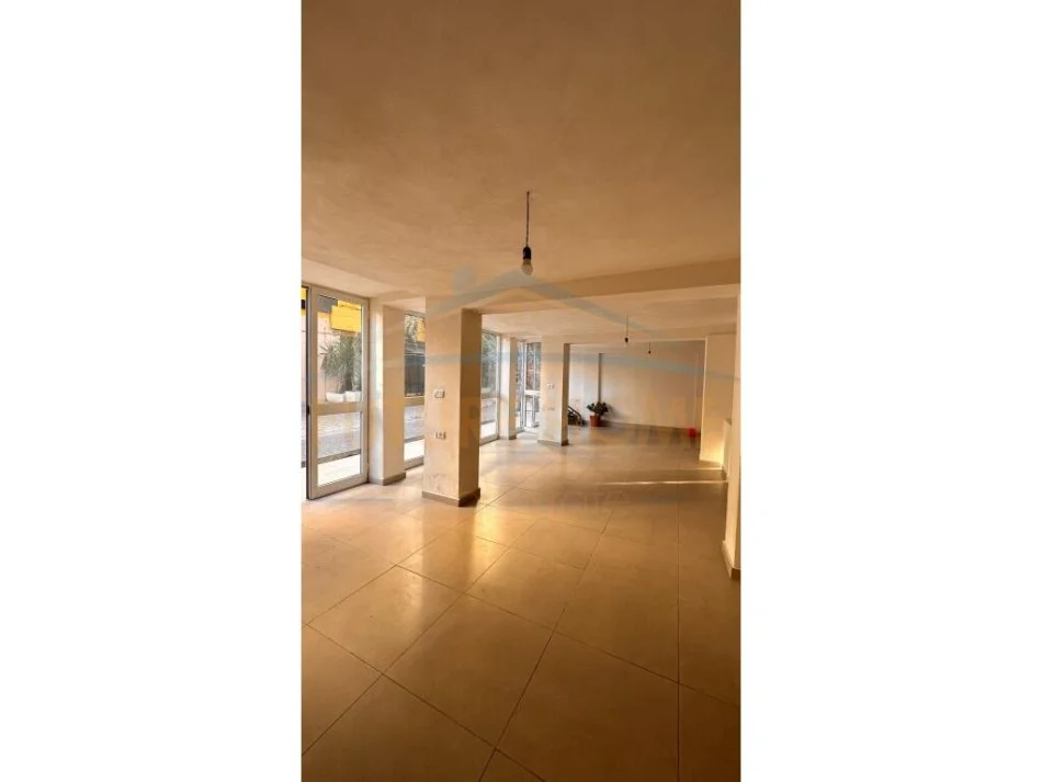 Tirane, jepet me qera dyqan Kati 0, 76 m² 1.200 € (Shallvaret)