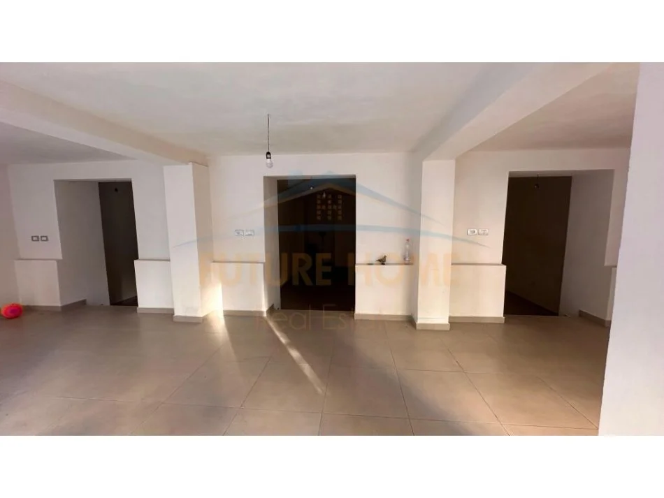 Tirane, jepet me qera dyqan Kati 0, 76 m² 1.200 € (Shallvaret)