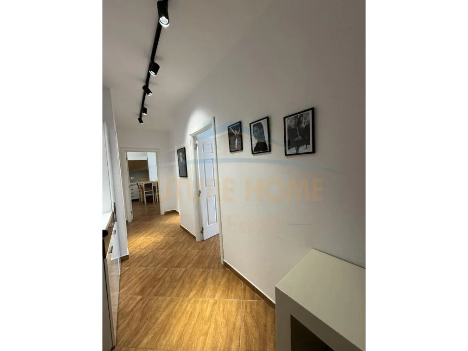 Tirane, jepet me qera apartament 2+1+Aneks+Ballkon Kati 8, 100 m² 450 € (unaza e re)