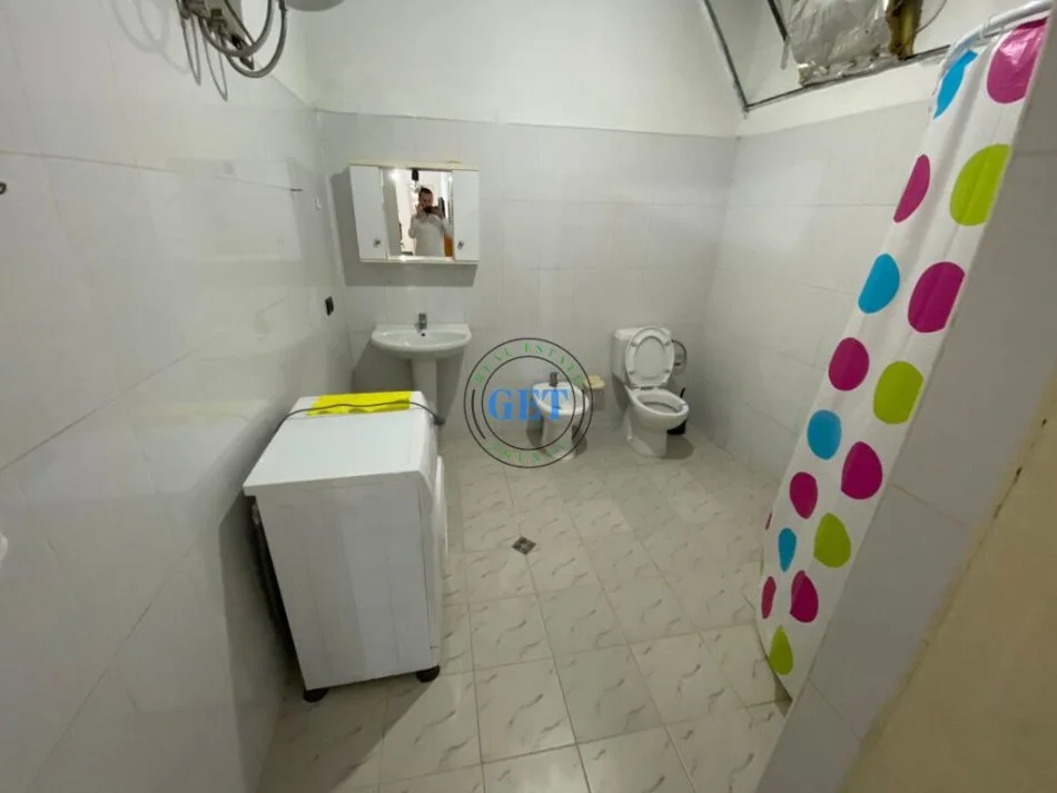 Shqiperi, jepet me qera apartament 2+1+Ballkon, Kati 2, 90 m2 300 € (Pallati i Sportit)