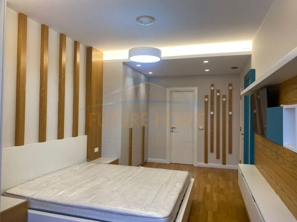 Shitet, Apartament 3+1+2 Poste Parkimi, Komuna e Parisit
