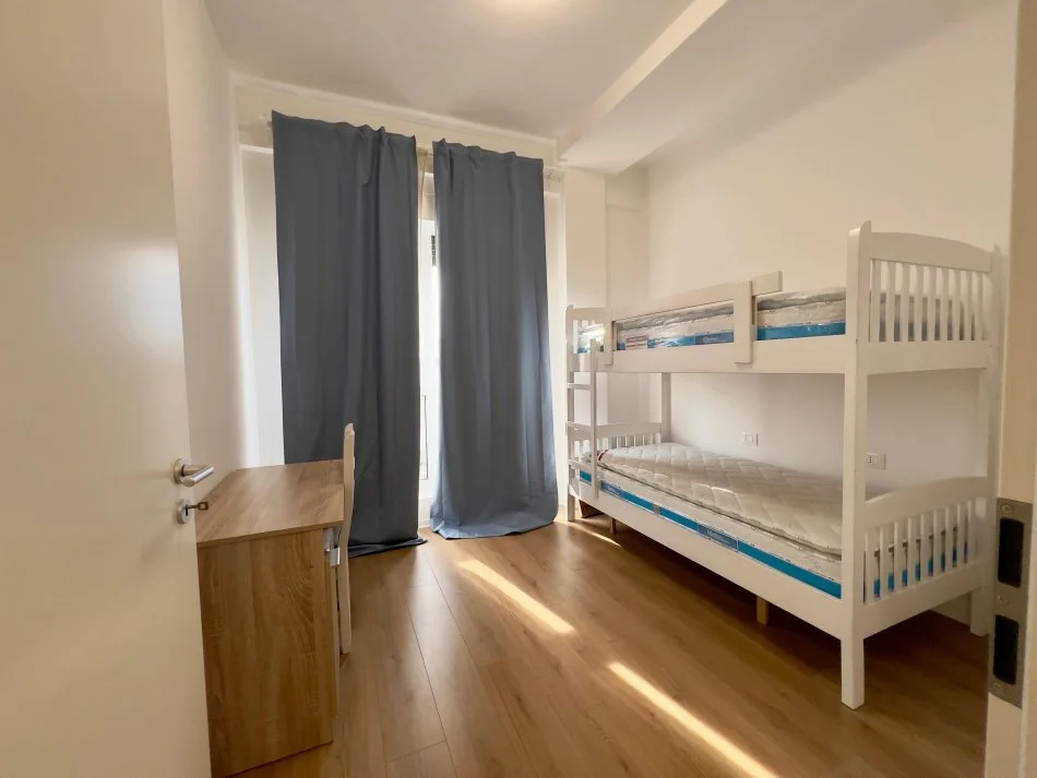 Tirane, jepet me qera apartament 2+1+Ballkon Kati 10, 100 m² 800 € (rruga frosina plaku)