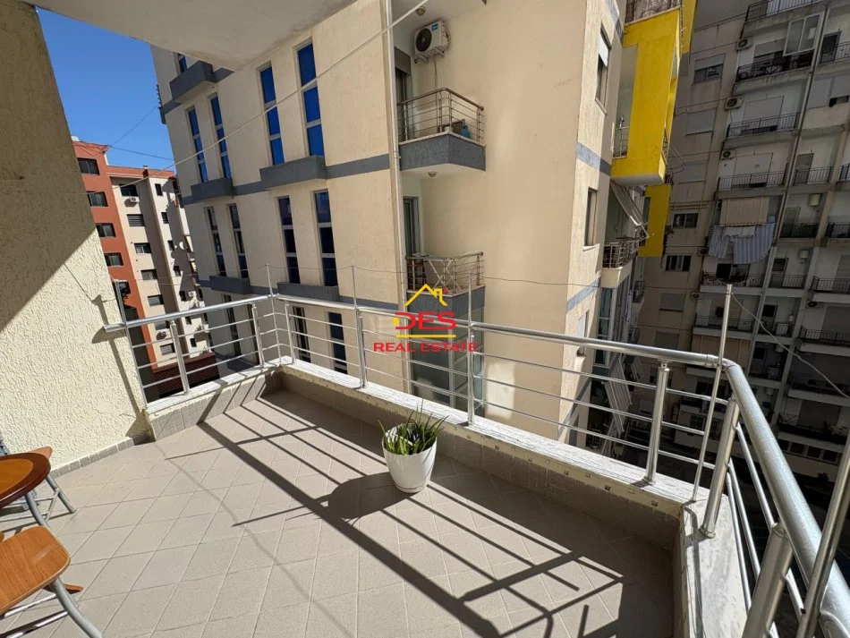 Vlore, jepet me qera apartament 2+1+Ballkon Kati 6, 115 m² 500 € (Rruga Çajupi)