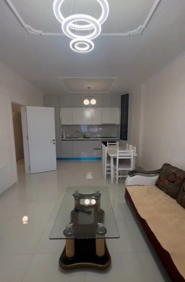 Tirane, jepet me qera apartament 2+1+Ballkon , 450 € 