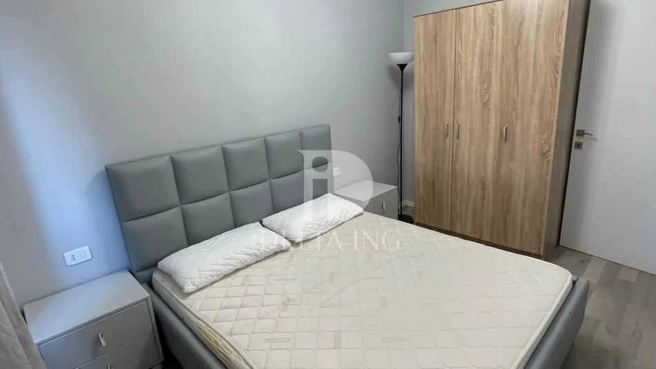 Tirane, jepet me qera apartament 1+1+Aneks+Ballkon Kati 3, 50 m² 600 € (Rruga Barrikadave)
