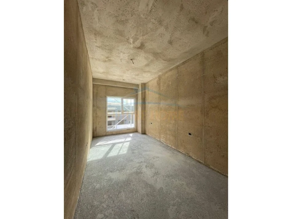 Shitet, Apartament 2+1+2, Rezidenca Aura, Laprakë, Tiranë.