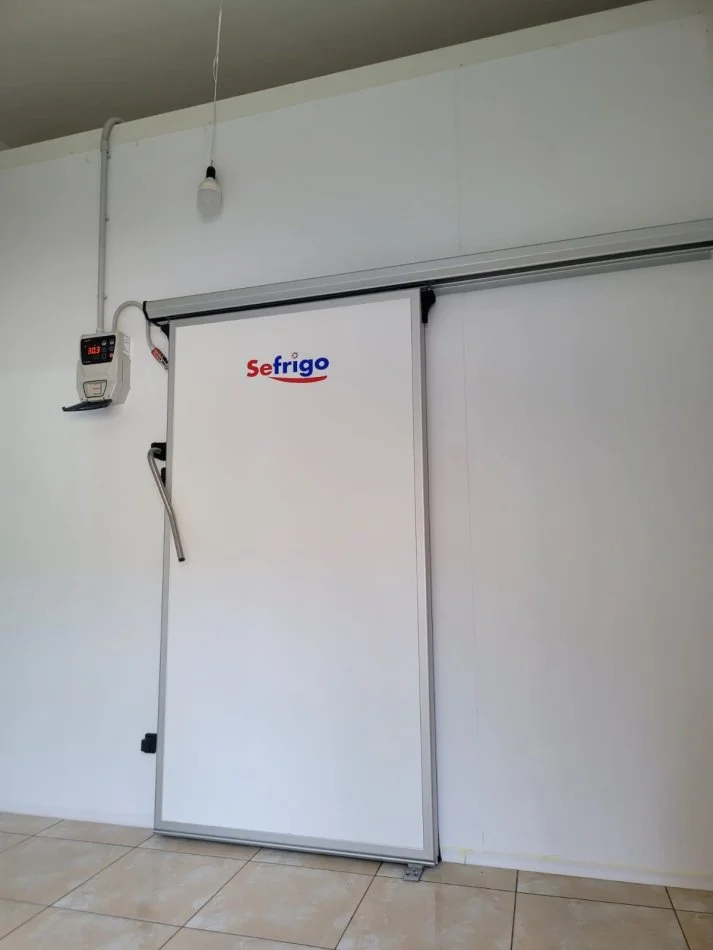 Tirane, jepet me qera dyqan Kati 0, 25 m² 350 € (Azili)