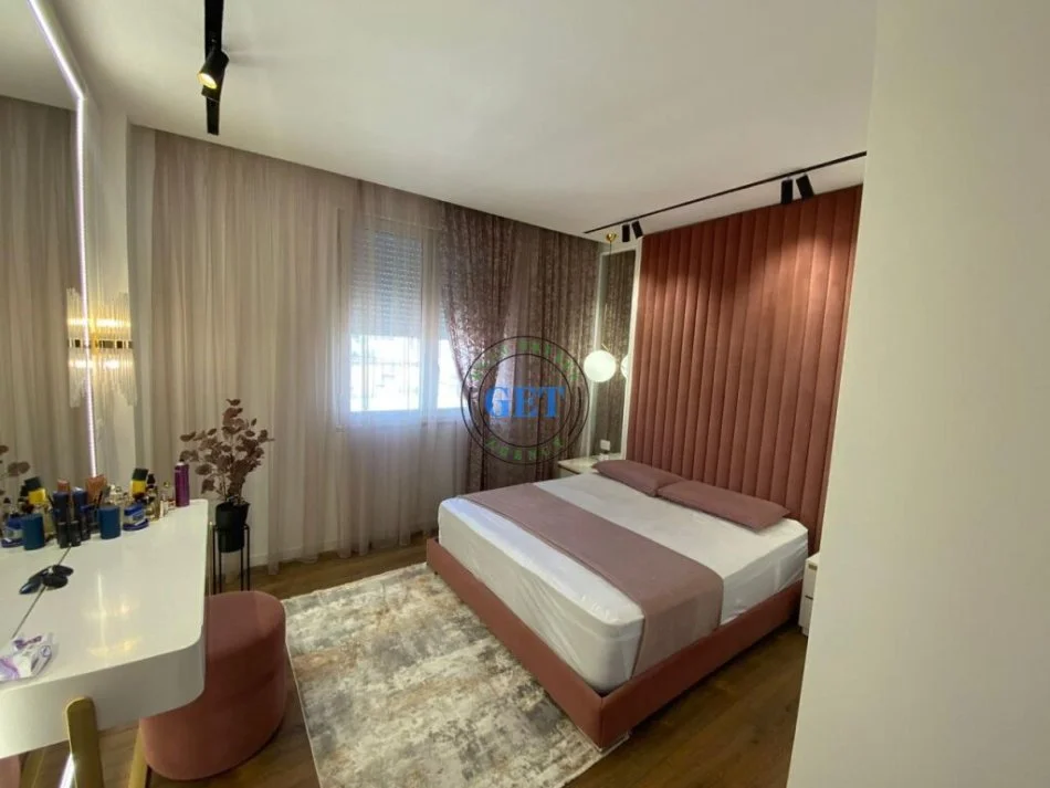 Durres, shitet apartament 3+1+Ballkon Kati 8, 146 m² 450.000 € (Rruga E Portit, Durres)