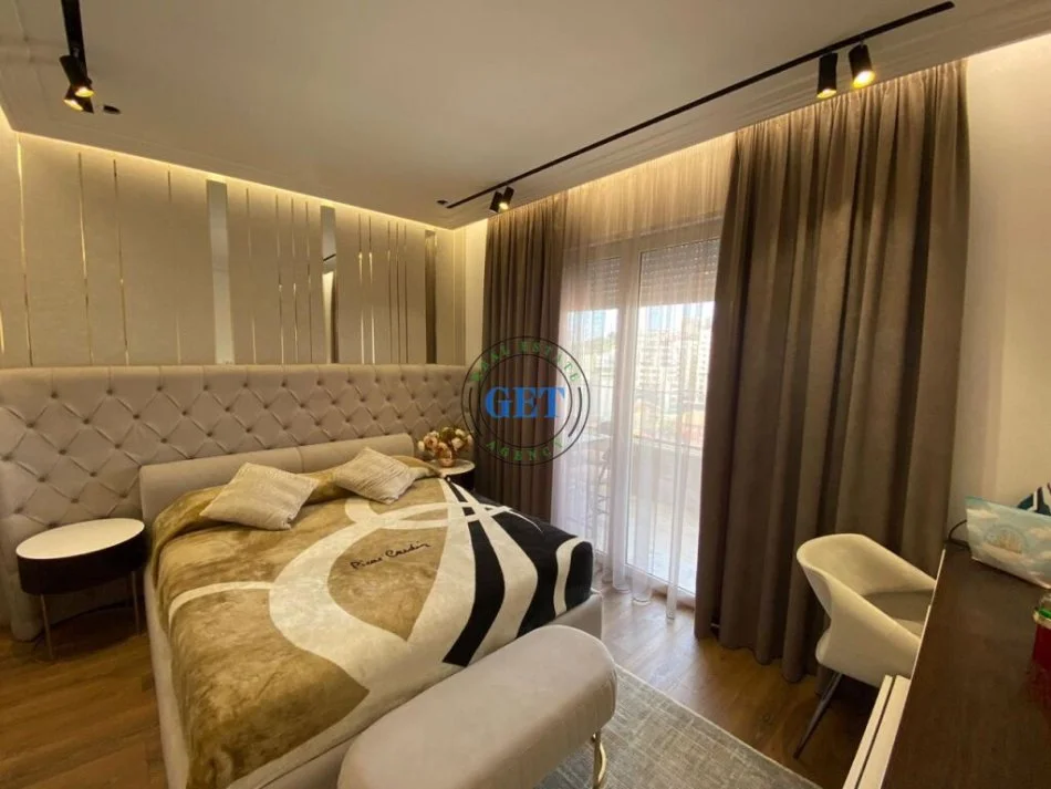 Durres, shitet apartament 3+1+Ballkon Kati 8, 146 m² 450.000 € (Rruga E Portit, Durres)