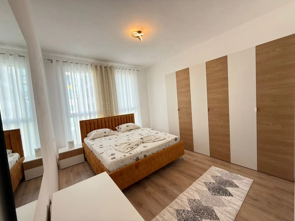 Tirane, jepet me qera apartament 2+1 Kati 4, 91 m² 450 € (UNIVERS CITY)
