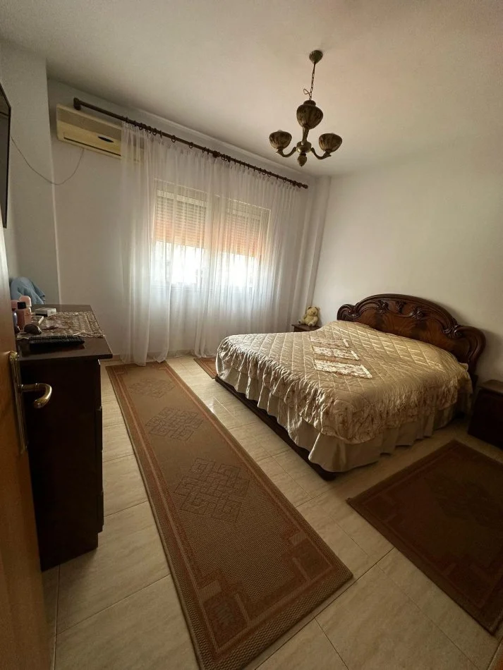 Tirane, jepet me qera apartament 2+1+Ballkon Kati 2, 140 m² 700 € 