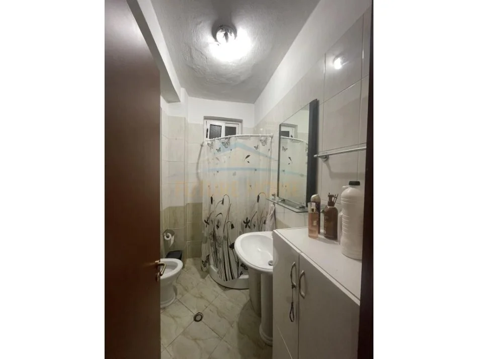 Shitet apartamenti 1+1 te pallatet Cabej