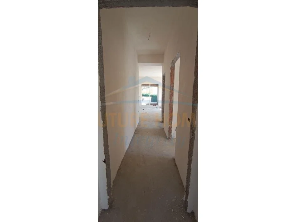 Shitet, Apartament 2+1+2, Rezidenca Kaimi, Tiranë.
Cmimi 104,000euro