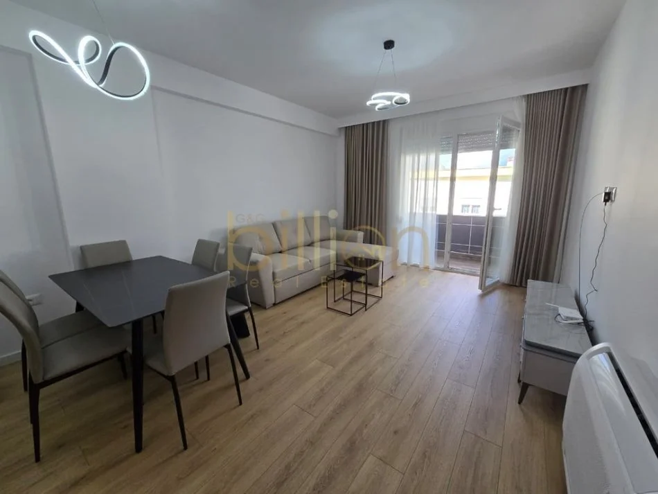 Tirane, shitet 2+1+Ballkon , 110 m² 250.000 € (Prane 21 Dhjetorit,Reprt TV)