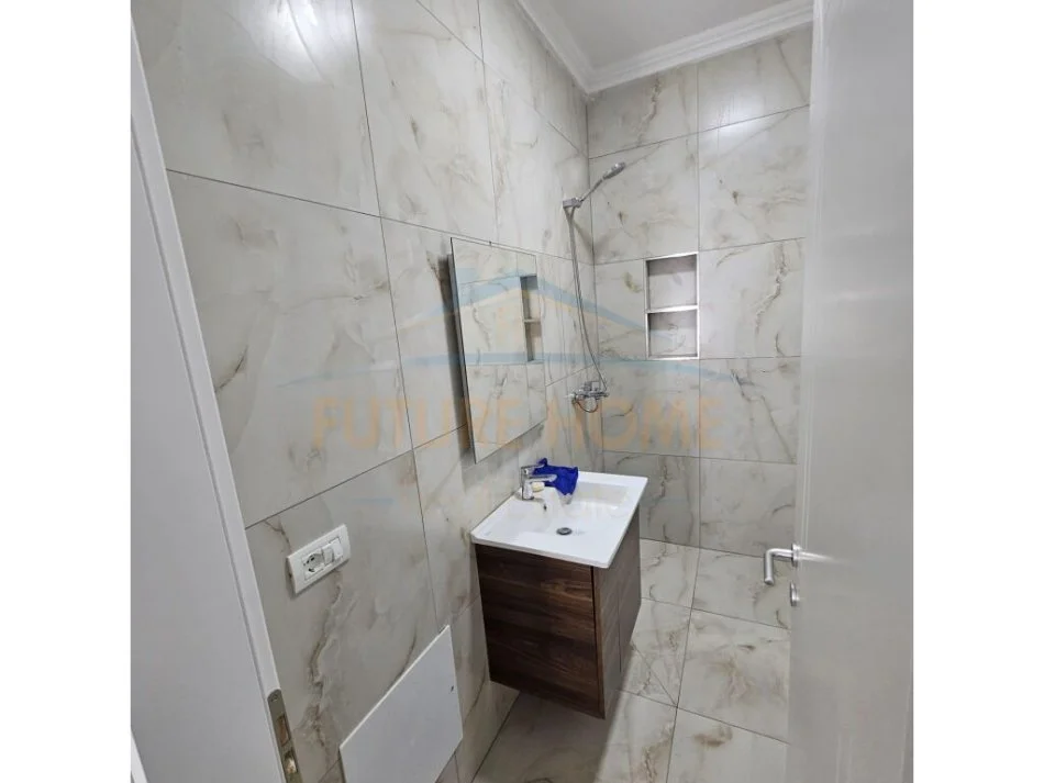 Shitet, Apartament 2+1+2, 5 Maji, Pranë"Emerald Center"