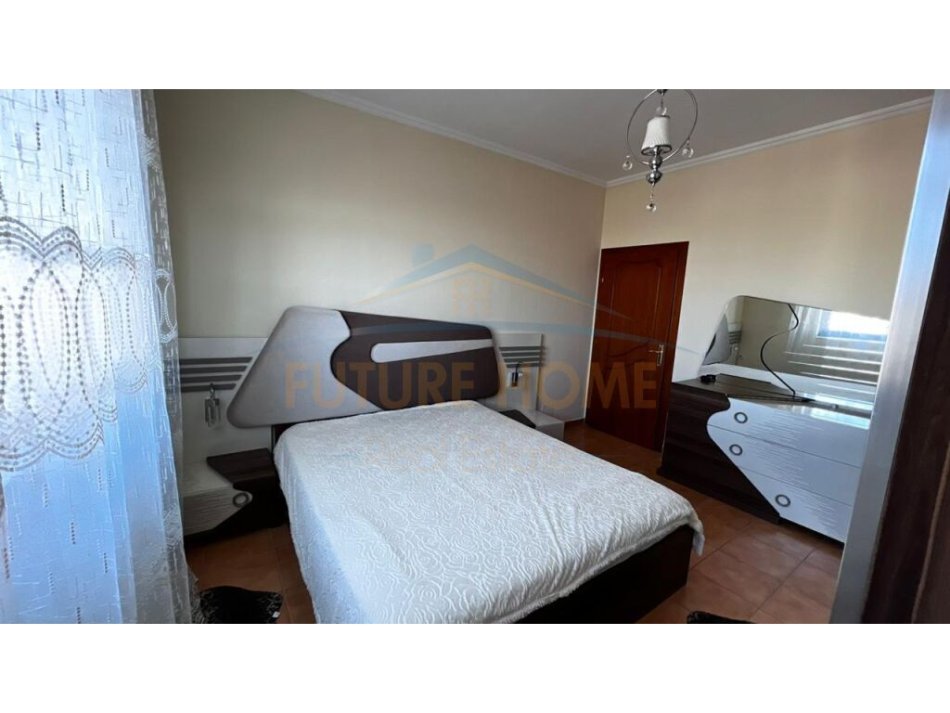 Tirane, jepet me qera apartament 2+1 Kati 5, 80 m² 400 € (restorant Fresku)