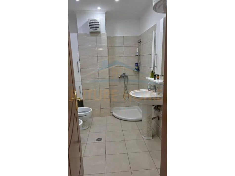 Tirane, jepet me qera apartament 2+1 Kati 5, 80 m² 400 € (Fresku)