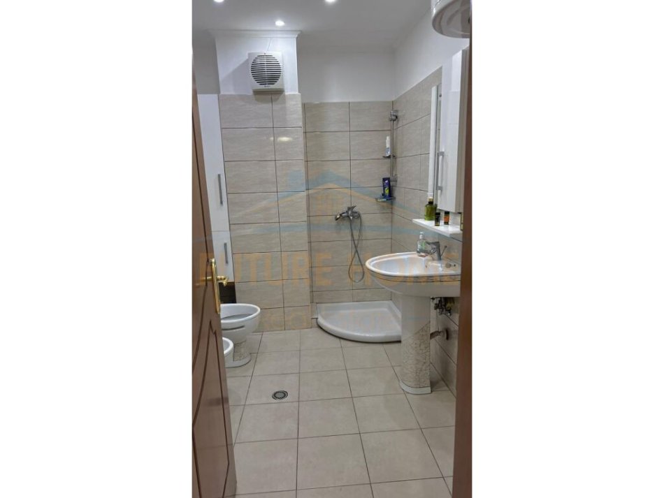 Tirane, jepet me qera apartament 2+1 Kati 5, 80 m² 400 € (restorant Fresku)