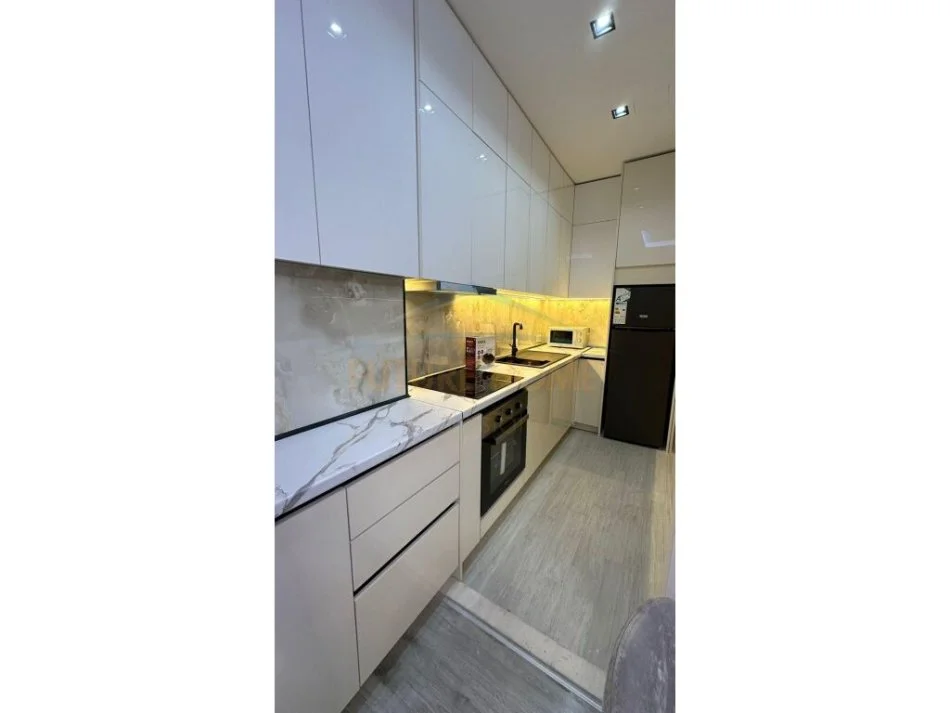 Tirane, jepet me qera apartament 1+1 Kati 2, 55 m² 500 € (SHKOLLA E KUQE)