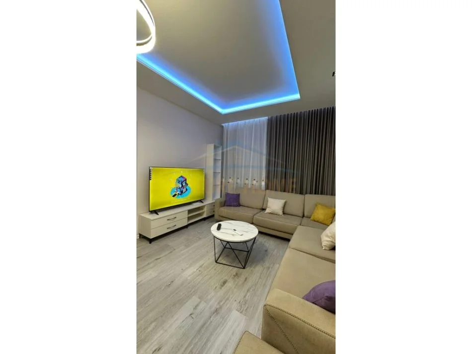 Tirane, jepet me qera apartament 1+1 Kati 2, 55 m² 500 € (SHKOLLA E KUQE)