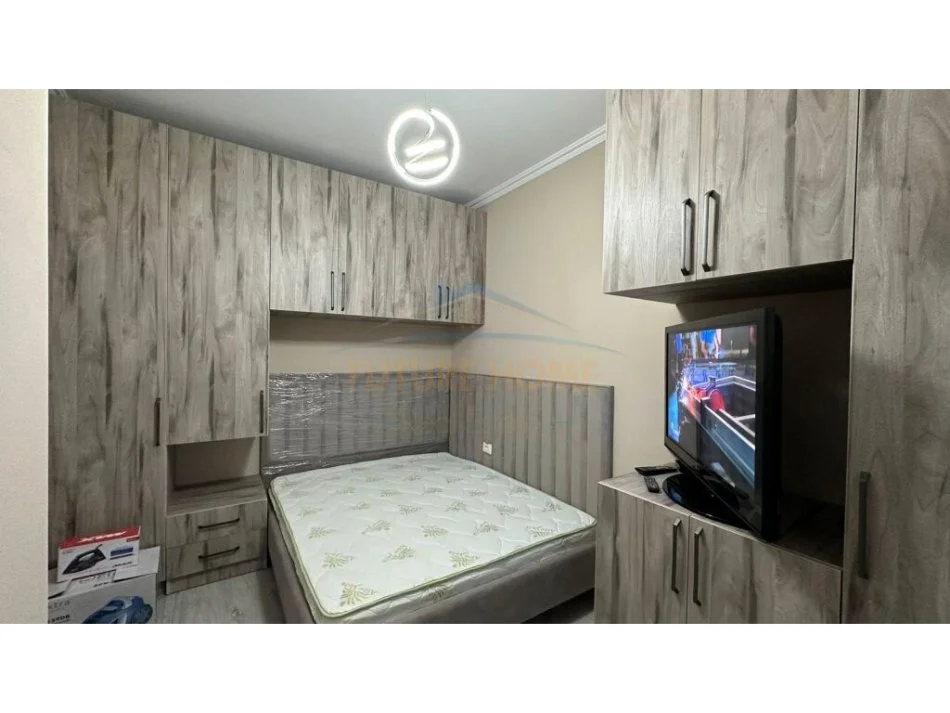 Tirane, jepet me qera apartament 1+1 Kati 2, 55 m² 500 € (SHKOLLA E KUQE)