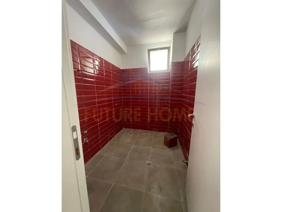 Shitet, Apartament 1+1+ Parking, Ish URT, Durres.