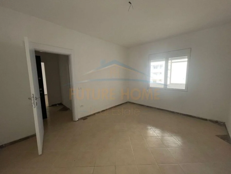 Shitet, Apartament 1+1+ Parking, Ish URT, Durres.