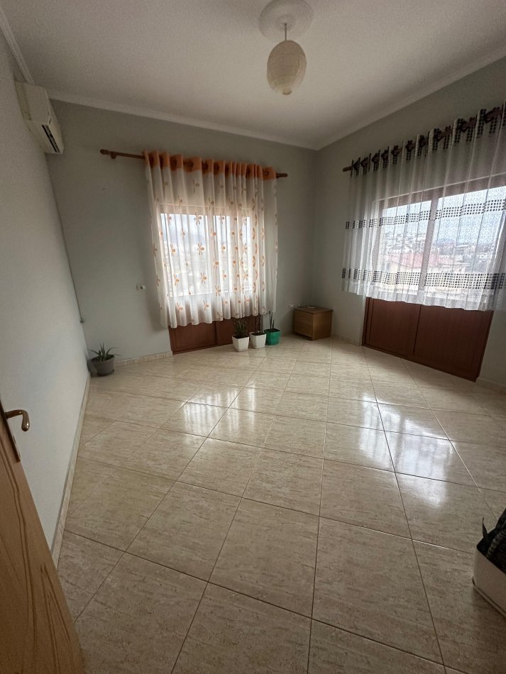 Tirane, jepet me qera apartament 3+1+Ballkon Kati 3, 130 m² 400 € (Fresk)