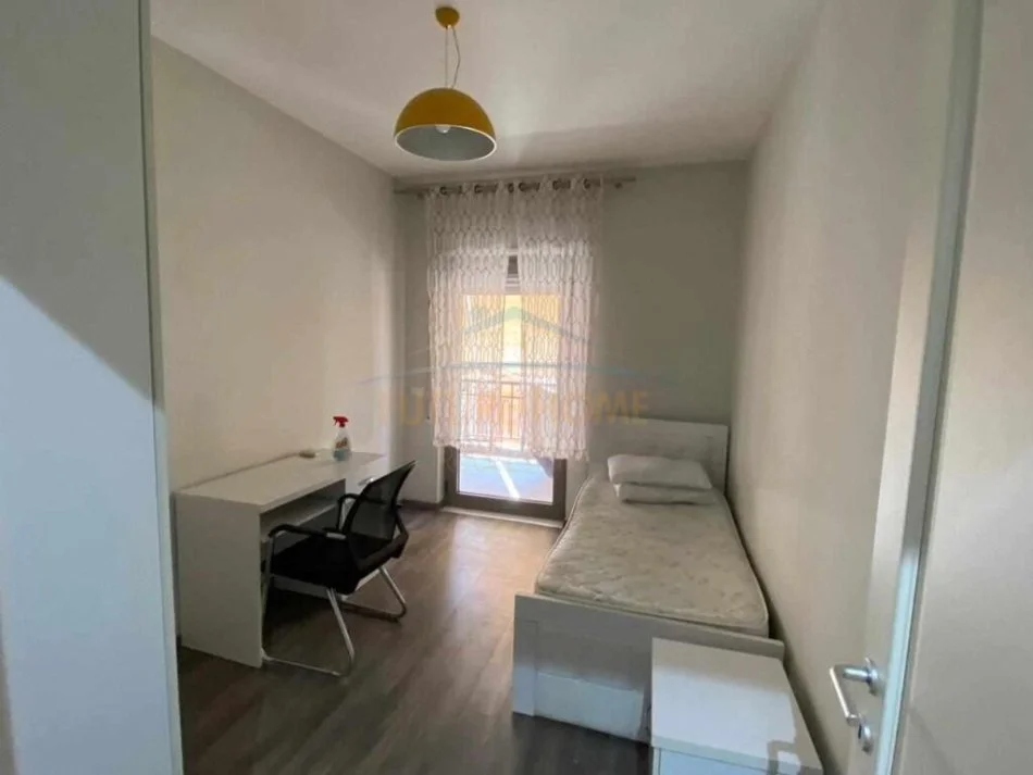 Tirane, jepet me qera apartament 3+1 Kati 7, 135 m² 1.000 € (DELIJORGJI)