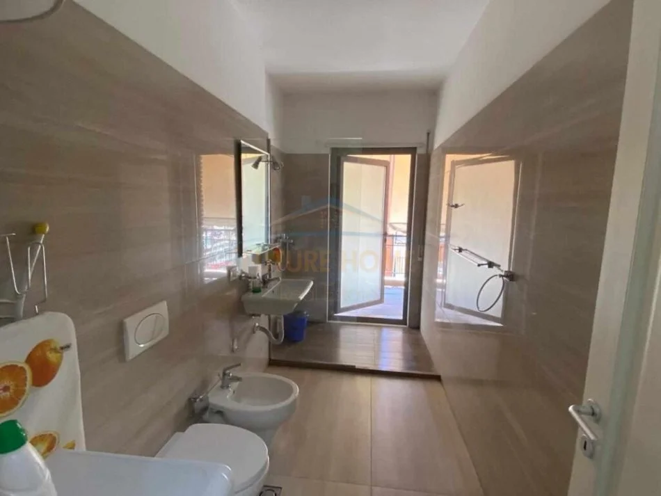 Tirane, jepet me qera apartament 3+1 Kati 7, 135 m² 1.000 € (DELIJORGJI)