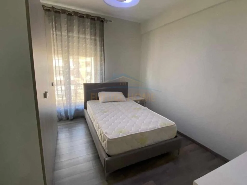Tirane, jepet me qera apartament 3+1 Kati 7, 135 m² 1.000 € (DELIJORGJI)