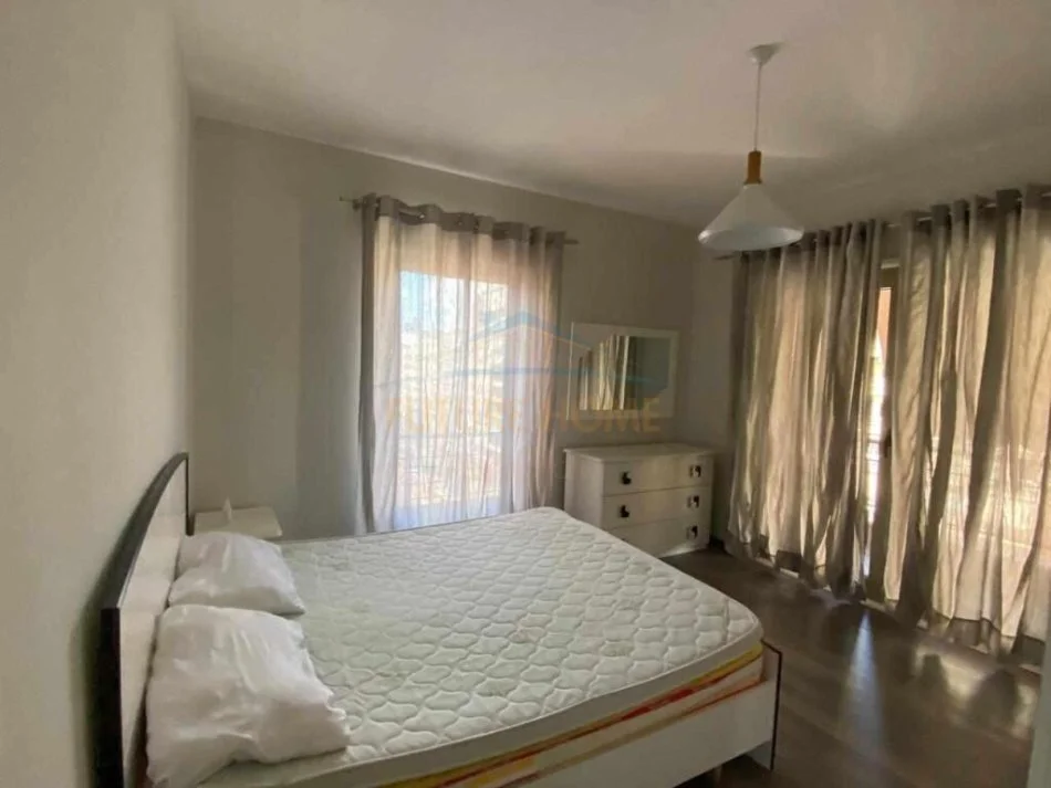 Tirane, jepet me qera apartament 3+1 Kati 7, 135 m² 1.000 € (DELIJORGJI)