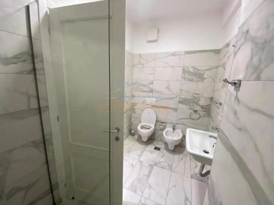 Tirane, jepet me qera apartament 3+1 Kati 7, 135 m² 1.000 € (DELIJORGJI)