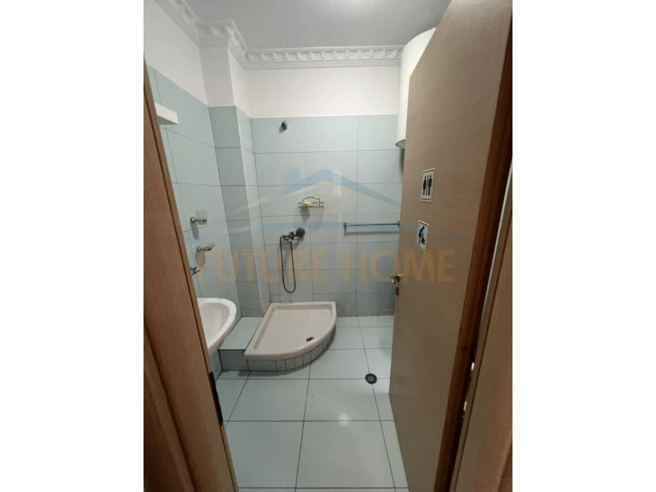 SHITET APARTAMENTI 2+1+2 PRANE ROTONDOS ,UNAZA E RE