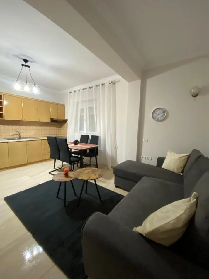 Tirane, jepet me qera 1+1+Ballkon Kati 2, 65 m² 400 € (3 vellezerit kondi)