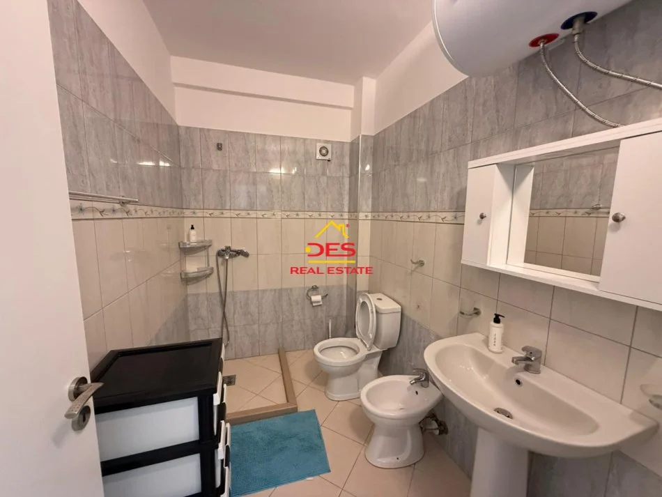 Vlore, jepet me qera apartament 2+1+Ballkon Kati 8, 110 m² 500 € (Rruga Shyqyri Ali Merka)