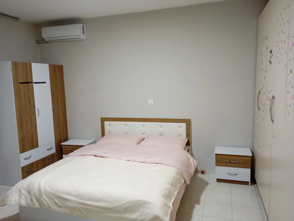 Tirane, shitet apartament 2+1+Ballkon Kati 2, 90 m² (komuna parisit)