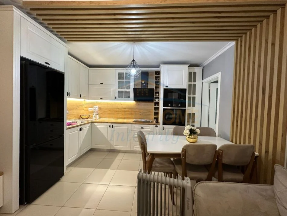 Shitet, Apartament 2+1, Rruga Bardhyl, Tiranë.