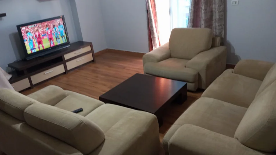Tirane, jepet me qera apartament 1+1 Kati 4, 67 m² 500 € (Xhamlliku)