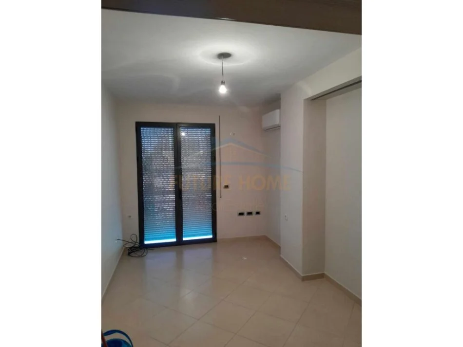 Qera, Ambient per Zyra, në Sheshi Willson, Tiranë. AREA39393