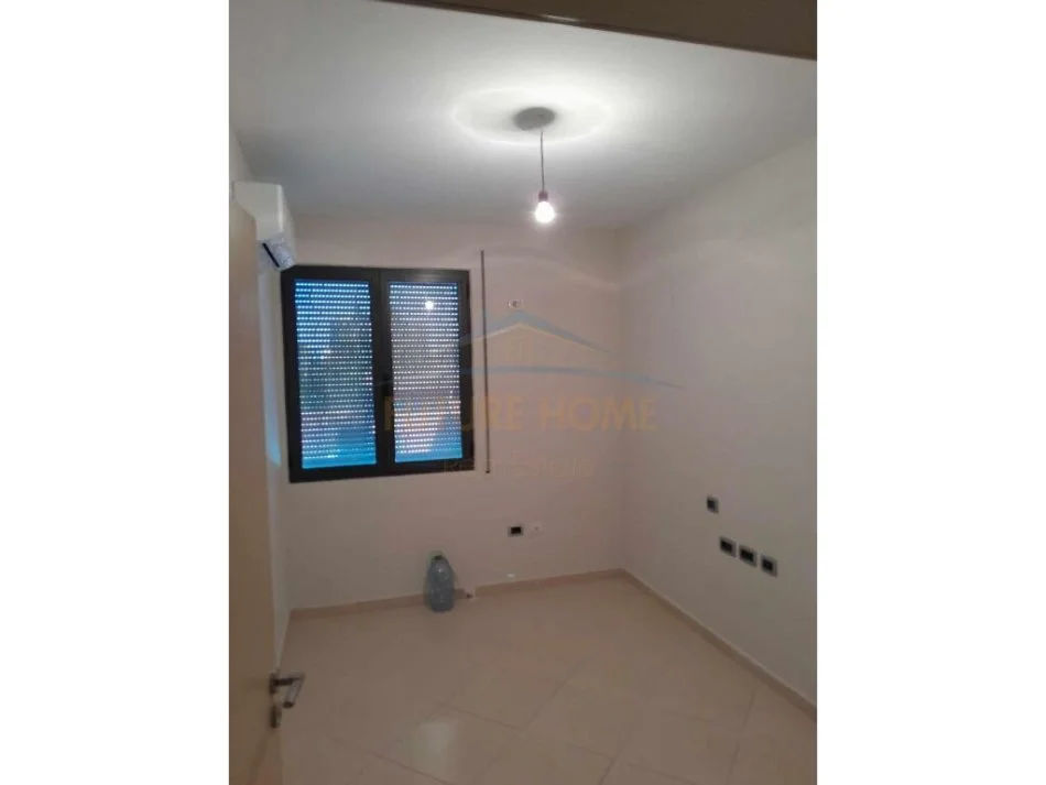 Qera, Ambient per Zyra, në Sheshi Willson, Tiranë. AREA39393