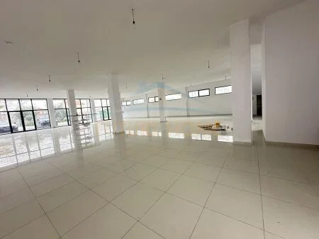 Qera, Godinë Biznesi 3-Katëshe, Domje.UNA39402